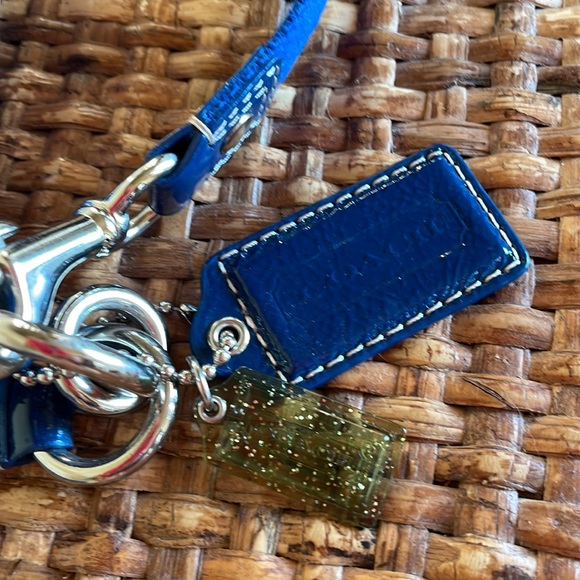 Coach purse with detachable shoulder strap and leather handle - Picture 4 of 6